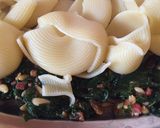 Foto del paso 7 de la receta Pasta y espinacas con pasas piñones y jamón 