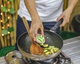 รูปขั้นตอนการทำที่ 10 ของ ข้าวผัดแกงเขียวหวาน ไก่ อาหารไทย เมนูผัด วิธีทำง่ายๆ