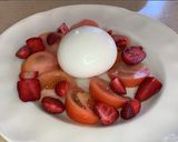 Foto del paso 5 de la receta: Ensalada de tomate, fresas, burrata y pesto de piñones