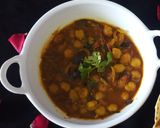 A picture of step 2 of Chole khulcha.