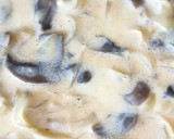 Foto del paso 5 de la receta: Tarta de cebolla, queso y hongos