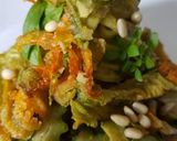Foto del passaggio 8 della ricetta Tagliolini, crema di zucchine e pinoli con fiori croccanti