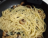 Foto del paso 4 de la receta: Espaguetis al dente con espinacas, champiñones y queso🌱🌸