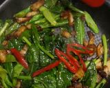 รูปขั้นตอนการทำที่ 6 ของ คะน้าผัดหมูกรอบพริกแห้ง รีดน้ำมันจนหมูแห้งกรอบ หอมกลิ่นพริกแห้ง