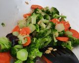Foto langkah ke 5 dari resep Cah Brokoli Wortel Bawang Putih.