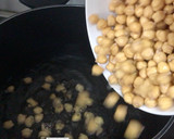 Foto del paso 2 de la receta: Garbanzos con choco o sepia