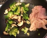 Foto del paso 4 de la receta Verduras salteadas con quinoa y pollo al curry
