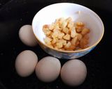 Hình bước làm 1 của món Mì gói trộn bò trứng