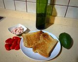 Foto del paso 1 de la receta Tostadas de pan con semillas de sésamo y lino, aguacate, tomates y pavo