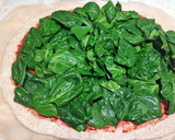 Foto del paso 6 de la receta: Pizza de espinacas, fresas y queso de cabra
