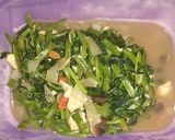 Foto langkah ke 3 dari resep Cah kangkung seafood jamur.