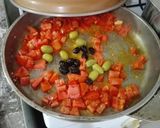 Foto del paso 4 de la receta: Tirabuzones con tomate albahaca y aceitunas