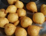 A picture of step 3 of Urad Dal ki curd pakodi chat.