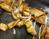 Foto del paso 1 de la receta: 🍄🍄Tosta de setas y cebolla caramelizada con huevo revuelto🍄🍄