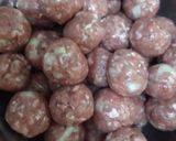 Foto langkah ke 1 dari resep Semur Bola Bola Daging Cincang.