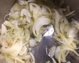 Kiełbasa w sosie pomidorowym z cebulą krok przepisu 1 zdjęcie