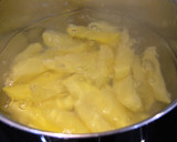 Foto del paso 2 de la receta: Merluza rebozada con salsa Rouille y gajos de patatas