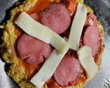 Foto del paso 6 de la receta: "Pizza" con base de coliflor al sartén de salchicha, queso y tomate🧀🍅🥫🍕