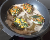 Foto del paso 6 de la receta: Tortitas de espinacas con piñones