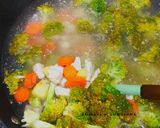 Foto langkah ke 2 dari resep Sop Ayam Brokoli Wortel Kol aka Sop Ceria.