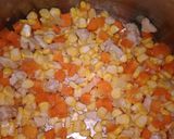 Foto langkah ke 3 dari resep Sup Ayam Jagung Warna Warni.