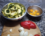 Foto del paso 1 de la receta: Tortilla de zapallitos y champiñones al horno!