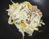 Foto langkah ke 2 dari resep Nasi Goreng Bakso dan Kol Pedas.