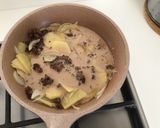 Foto del passaggio 2 della ricetta Fusilloni con ragù d'anatra alla birra, crema di porcini, funghi pioppini e pinoli tostati