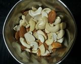 शुगर कारमेलाइज़ड चिक्की (sugar caramelised chikki recipe in Hindi) रेसिपी चरण 1 फोटो
