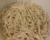 Foto del paso 3 de la receta: Fideos Udon con pollo asado en crema de queso con frutos secos y granada
