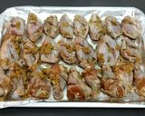 รูปขั้นตอนการทำที่ 6 ของ ปีกไก่อบเนยกระเทียมพริกไทย
