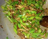 Foto langkah ke 3 dari resep Oseng Bunga Bawang Teri Asin.