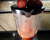 Foto del paso 5 de la receta: Licuado rojo pasion (sandía, frutillas y granadina)