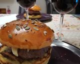 Foto del passaggio 15 della ricetta Hamburger al tartufo, funghi porcini, brie e salsa all'aglio