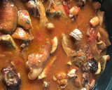 Foto del paso 3 de la receta: Conejo o pollo con níscalos y Caracoles
