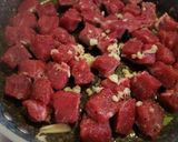 Foto del paso 4 de la receta: Cubos de carne con ajo y papas