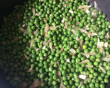 Foto del paso 3 de la receta: Tintorera con guisantes en amarillo