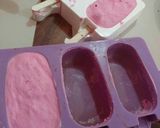 Foto del paso 2 de la receta: Paleta tipo Magnum casera fresas con crema