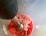 Gambar langkah 2 resipi Watermelon Popsicle.