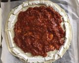 Une image de l'étape 1 de Pizza courgettes tomates aubergines feta anchois câpres italiennes.