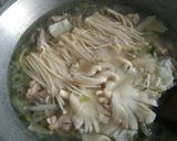 Foto langkah ke 7 dari resep Sup Ayam dan Jamur Bumbu Jahe.