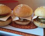 Foto langkah ke 10 dari resep Beef Burger (with homemade burger buns).