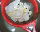 ஸ்பைஸி  எக் ட்ராப் சிக்கன் சூப் (spicy egg drop chicken soup) ரெசிபி ஸ்டேப் 2 புகைப்படம்