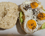 Foto del paso 9 de la receta: Huevos de codorníz en panecillo con aguacate y queso crema
