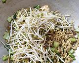 Foto langkah ke 5 dari resep Mie Goreng Ayam Kecap.
