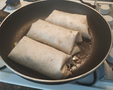 Foto del paso 4 de la receta: Tortitas rellenas de pollo asado, lechuga picada y queso rallado
