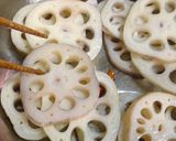 A picture of step 3 of Spicy Lotus Root Kimpira Stir-fry.