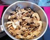 Foto del paso 1 de la receta: Crema de setas y mini pizza de hojaldre