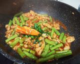 รูปขั้นตอนการทำที่ 3 ของ ไก่ผัดพริกถั่ว