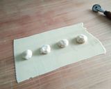 Foto del passaggio 4 della ricetta Ravioli ripieni con gamberetti e orata e conditi con crema di zucchine